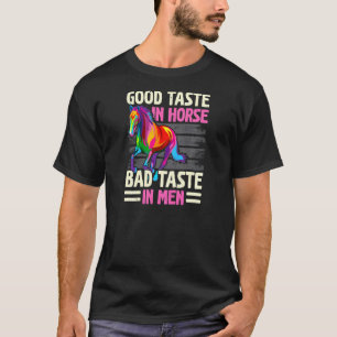 Frauen mit gutem Geschmack beim Pferd, schlechtem T-Shirt