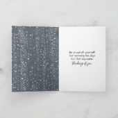 Frauen mit heißem Kaffee-Cup unter einem roten Sch Karte (Innenseite)