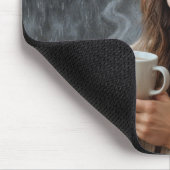 Frauen mit heißem Kaffee-Cup unter einem roten Sch Mousepad (Ecke)