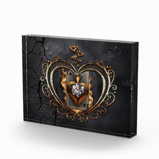 Frauen mit Herzkarte in Flammen. Fotoblock (Rechts)