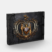 Frauen mit Herzkarte in Flammen. Fotoblock (Links)