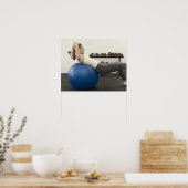 Frauen mit Übungsball und Handgewicht Poster (Küche)