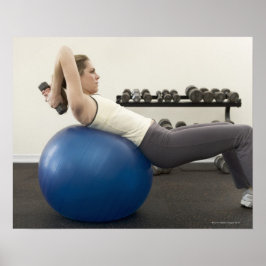 Frauen mit Übungsball und Handgewicht Poster