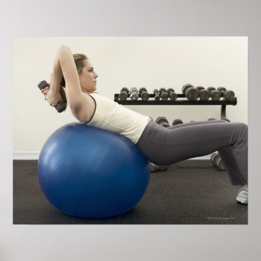 Frauen mit Übungsball und Handgewicht Poster (Vorne)
