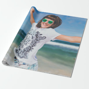 Frauen mit weißem und schwarzem Shirt springen in Geschenkpapier