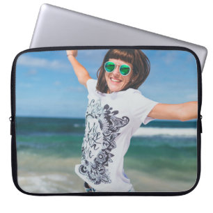 Frauen mit weißem und schwarzem Shirt springen in Laptopschutzhülle