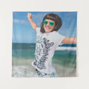 Frauen mit weißem und schwarzem Shirt springen in  Wandteppich