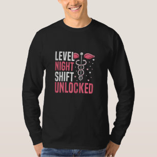 Frauen-Nachtschicht freigeschaltet für eine Nachts T-Shirt