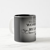 FRAUEN-REGEL-MANN-AUFSCHLAG ZWEIFARBIGE TASSE (Vorderseite Links)