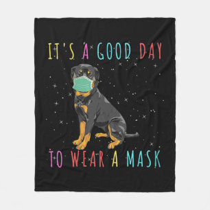 Frauen Rottweiler tragen eine Maske, die einen gut Fleecedecke