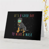 Frauen Rottweiler tragen eine Maske, die einen gut Karte (Gelbe Blume)