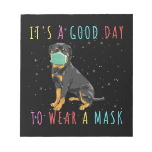Frauen Rottweiler tragen eine Maske, die einen gut Notizblock