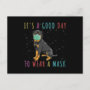 Frauen Rottweiler tragen eine Maske, die einen gut Postkarte