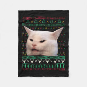 Frauen schreien bei einer Katze, die zu Weihnachte Fleecedecke