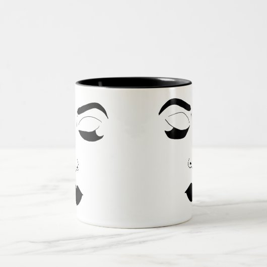 Frauen sehen verschlossenen Augen und machen Schön Zweifarbige Tasse (Mittel)