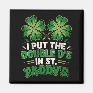 Frauen setzen die doppelten D's am St. Paddy's Day Magnet