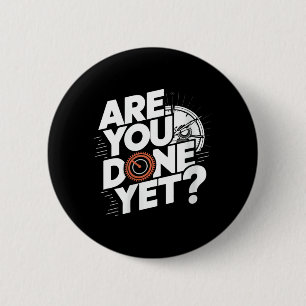 Frauen sind noch nicht fertig_ Lustiger Spruch Sar Button