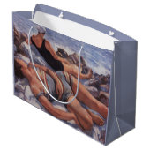 Frauen Sonnenbaden am Strand (von Serebriakova) Große Geschenktüte (Rückseite Schrägansicht)