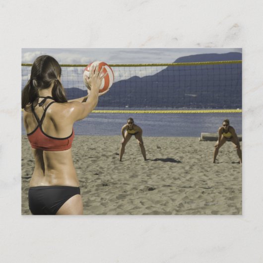 Frauen spielen am Strand Volleyball Postkarte (Vorderseite)