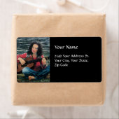 Frauen spielen Musik mit akustischer Gitarre (Insitu)