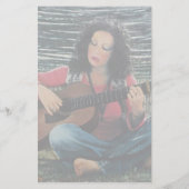Frauen spielen Musik mit akustischer Gitarre Briefpapier (Rückseite)