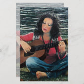 Frauen spielen Musik mit akustischer Gitarre Briefpapier (Vorne/Hinten)