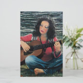 Frauen spielen Musik mit akustischer Gitarre Briefpapier (Stehend Vorderseite)