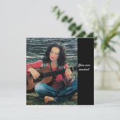 Frauen spielen Musik mit akustischer Gitarre Einladung (Stehend Vorderseite)