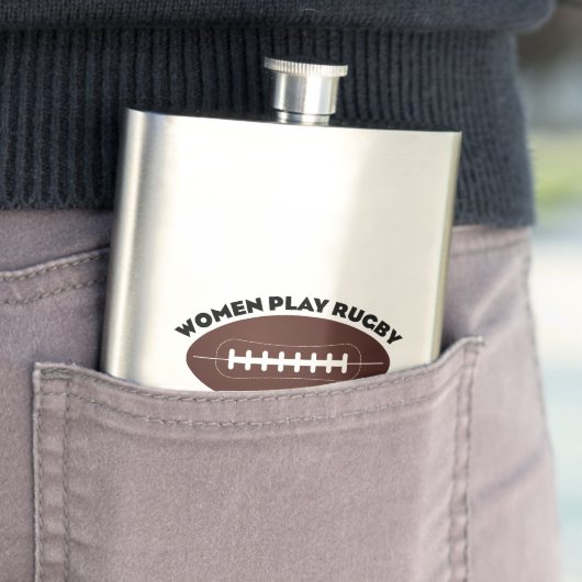 Frauen spielen Rugby, Hühner beobachten Flachmann (Beispiel)