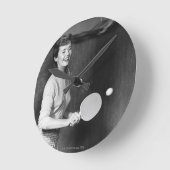Frauen spielen Tischtennis Runde Wanduhr (Winkel)