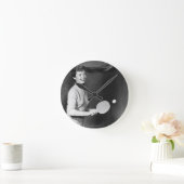 Frauen spielen Tischtennis Runde Wanduhr (Zuhause)