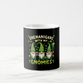 Frauen St. Patrick’s Day Glücks Shamrock Gnom Iris Kaffeetasse (Mittel)