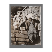 Frauen stapeln Gasdosen für die Schifffahrt des Zw