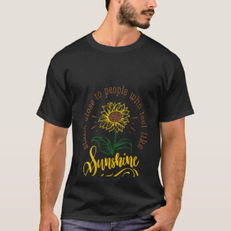 Frauen stehen Nah zu Leuten, die sich wie Sonnensc T-Shirt