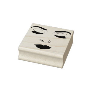 Frauen stehen vor geschlossenen Augen und machen S Gummistempel