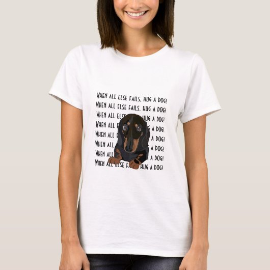 Frauen T - Shirt Dackel Umarmt einen Hund! (Vorderseite)