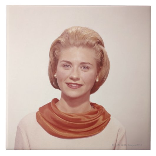 Frauen-tragender Schal Fliese (Vorderseite)