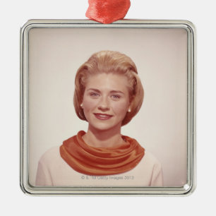 Frauen-tragender Schal Silbernes Ornament