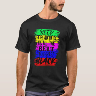 Frauen trainieren weiter, bis der Gürtel schwarz w T-Shirt