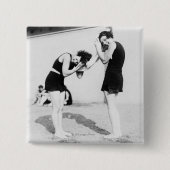 Frauen tränken am Strand ihr Haar Button (Vorderseite)