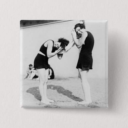 Frauen tränken am Strand ihr Haar Button (Vorderseite)