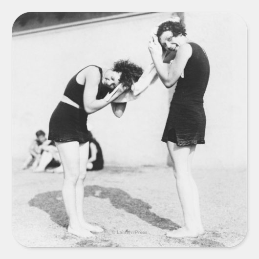 Frauen tränken am Strand ihr Haar Quadratischer Aufkleber (Vorderseite)