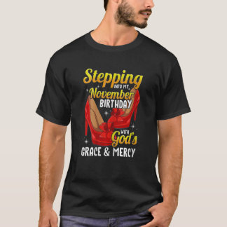 Frauen treten mit Gott in meinen Geburtstag im Nov T-Shirt