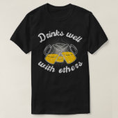 Frauen trinken gut mit anderen T-Shirt Männer Frau (Design vorne)