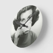 Frauen-Trinken Runde Wanduhr (Winkel)