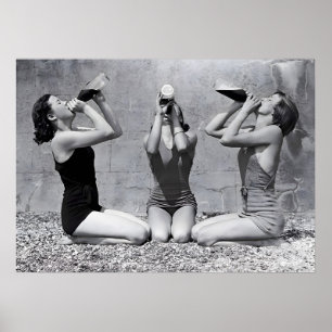 Frauen trinken Wein, Schwarz-Weiß-Retrospektive  Poster
