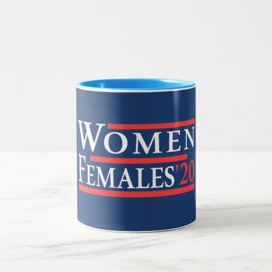 Frauen und Frauen im Jahr 2020 Zweifarbige Tasse (Mittel)