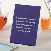 Frauen und Männer arbeiten Zitat Sockelschild (In Situ)