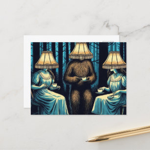 Frauen und Sasquatch im Wald Lampshade Hats Postkarte