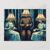 Frauen und Sasquatch im Wald Lampshade Hats Postkarte (Vorderseite)